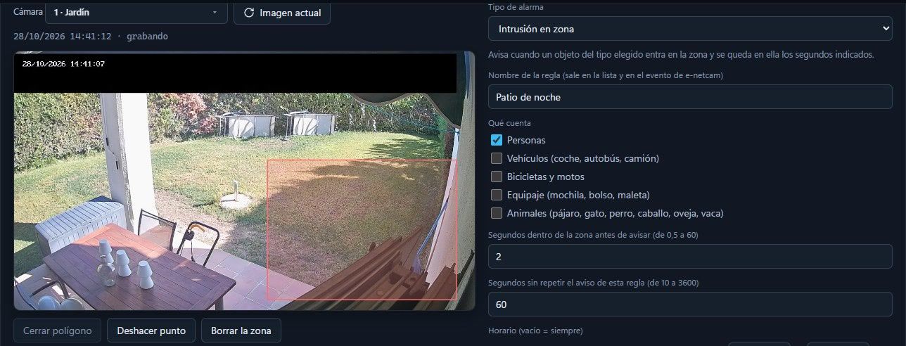 Editor de una regla de intrusión: zona marcada sobre la imagen de un jardín y opciones de qué detectar y cuántos segundos esperar